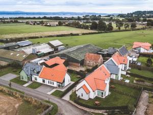 GrangeMayflower - Uk43632的享有一群橙色屋顶房屋的空中景致