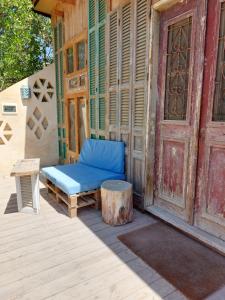 IbshawāyEl Sheesh by Barefoot in Tunis的门廊旁的蓝色长椅