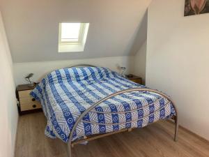 佐内贝克Het Zonnetje Zonnebeke的一张蓝色和白色的床铺
