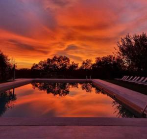蒙特里久尼黎莱斯卡斯特比哥西酒店的云天泳池上的日落