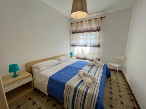 莱波拉诺亚特兰堤公寓酒店的一间卧室配有带毛巾的床