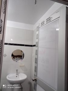 豪哈Casa Hospedaje VIRREY的白色的浴室设有水槽和镜子