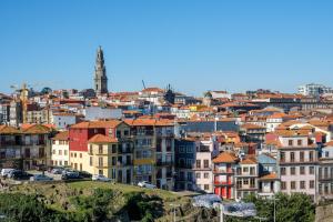 波尔图AgapeStay Porto的享有一座山丘上建筑的城市美景