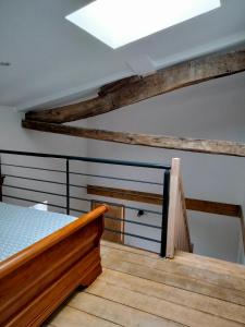 ChoméracLa Grange de Sabatas的一间卧室配有一张床和天窗