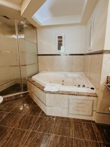 布宜诺斯艾利斯Blank Hotel Recoleta的大型浴室设有浴缸和淋浴。