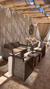 阿兰奇湾城虎斑酒店的带沙发和桌子的客厅以及天花板