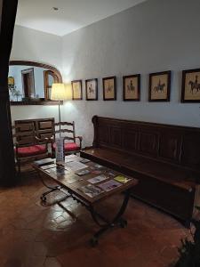 哈卡阿斯纳尔伯爵酒店的带沙发和咖啡桌的客厅