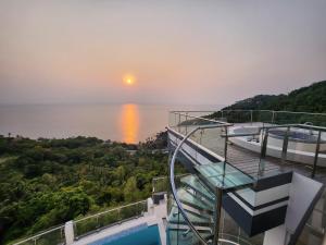 茶云莱海滩Villa Seawadee - luxurious, award-winning design Villa with amazing panoramic seaview的阳台享有海景。
