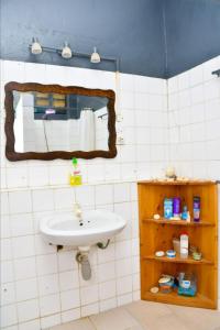 乌昆达Mavericks Convenient Cozy Loft in Diani's CBD的一间带水槽和镜子的浴室