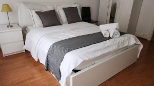 洛桑Gare-30A-3的一张白色的大床,带两条毛巾