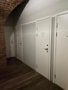 斯德哥尔摩Old Town Stay Hostel的一间设有白色门和砖墙的房间
