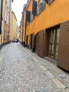 斯德哥尔摩Old Town Stay Hostel的城市中一条空的鹅卵石街道,有建筑
