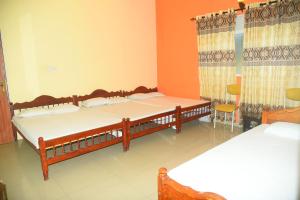亭可马里Hotel Prasanna的一间卧室,配有两张床