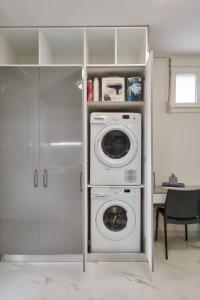 米蒂利尼Modern Studio for Two, Mytilene Lesvos的一间厨房,在房间内配有洗衣机和烘干机