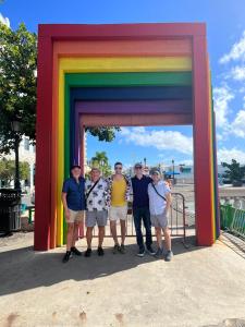 圣胡安Coqui del Mar - LGBTQ Hotel - Adults Only的一群站在彩虹下的人