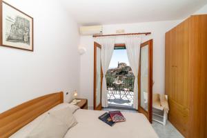 波西塔诺Le Nereidi B&B的一间卧室设有一张床和一个阳台的窗户。