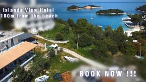 卡萨米尔Islands View Hotel的享有海湾和水中船只的景色