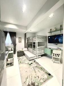 十月六日城Luxury Studio House 589-3的客房设有两张双层床和一张沙发。