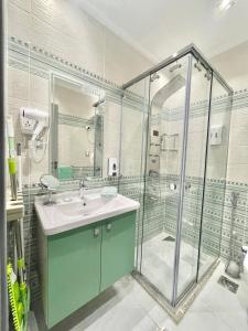 十月六日城Luxury Studio House 589-3的一间带水槽和淋浴的浴室