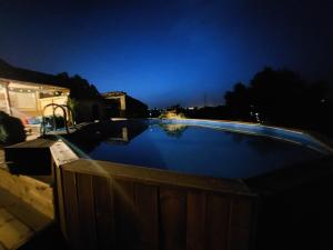 托马尔Quinta da Choupana的后院的游泳池