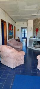 阿加斯杜尔斯Marazul的客房铺有蓝色瓷砖地板,设有三张床。