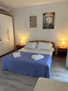 杜布罗夫尼克格洛丽亚别墅酒店的一间卧室配有一张床,上面有两条毛巾