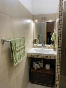 卡梅隆“Nelly’s House” Excelente Ubicación y Confort的一间带水槽和镜子的浴室