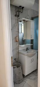 地拉那Signature Idea hotel的一间带水槽和镜子的浴室