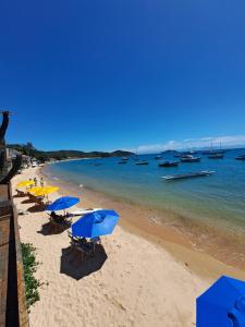 布希奥斯La Coloniale的海滩上设有蓝色的遮阳伞和船只
