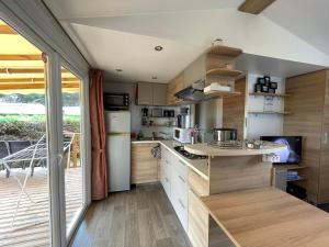拉特斯Mobil-home Clim, Tv, Lv - Camping Lac des Rêves 4 étoiles - 010的一个带木制橱柜和大窗户的厨房