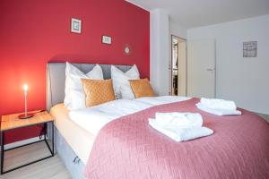 杜伊斯堡Golden Design Zentral的一间卧室配有一张大床和两条毛巾