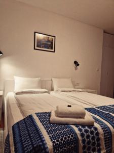 图兹拉Pansion Hukić B&B的酒店客房,配有两张带毛巾的床