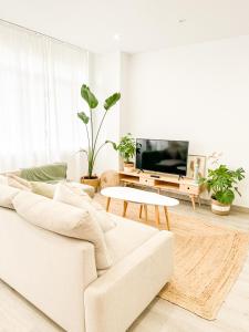 塞埃A Lobeira Grande by ALÔGA的客厅配有白色的沙发和桌子