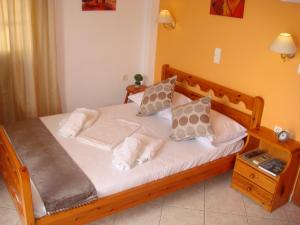提诺斯Boussetil Rooms CapAnMat的一间卧室配有带白色床单和枕头的床。