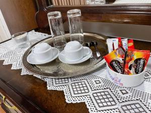 ‘Ayn AmūnAl-Daar的一张桌子,上面有盘子和盘子