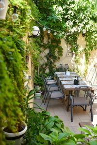 索佐波尔阿波罗尼亚家庭酒店的庭院配有桌椅和植物
