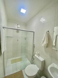 皮拉尼亚斯Pousada Girassol的带淋浴、卫生间和盥洗盆的浴室
