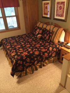 以法莲高点度假酒店的卧室里的一张床铺,床上有毯子