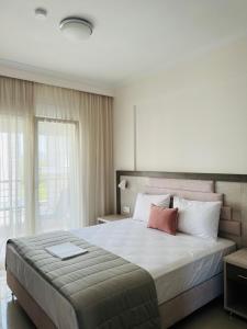 卡利塞亚-豪客迪克斯Colibri的一间卧室设有一张大床和一个窗户。