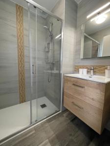 拉若瓦尔JARDIN PRIVÉ 2的一间带玻璃淋浴和水槽的浴室