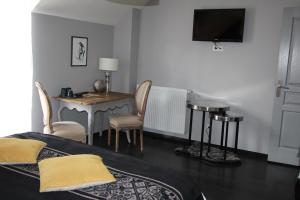 博讷克洛斯查朗特酒店的一间卧室配有一张床、一张桌子和一张书桌
