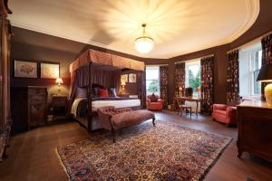 Kinbuck克罗姆利克斯酒店的一间卧室配有一张床、一把椅子和地毯