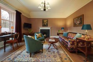 Kinbuck克罗姆利克斯酒店的带沙发和壁炉的客厅