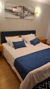 圣孔巴当AL Restaurante A Lampreia的一张大床,上面有两个蓝色的枕头