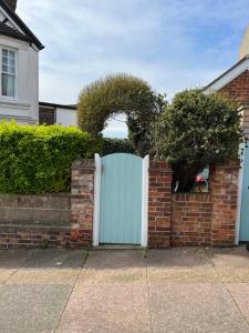 布莱顿霍夫Gorgeous Small House in Brighton的房屋前有蓝色门的砖墙