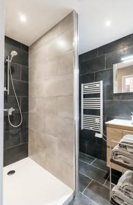 圣艾蒂安Saint Etienne Confort 3的带淋浴和盥洗盆的浴室