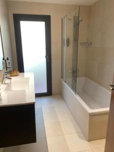 布拉内斯珀蒂帕劳酒店 - 仅限成年人的带淋浴、浴缸和盥洗盆的浴室