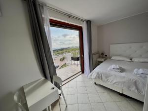 阿尔巴诺拉齐亚莱Cape House的一间卧室设有一张床和一个美景阳台