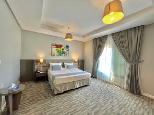 吉达Loren Suites Corniche的酒店客房设有床和窗户。