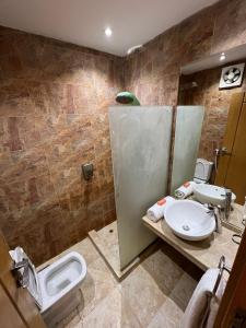 马萨阿拉姆sea view house的一间带两个盥洗盆和卫生间的浴室